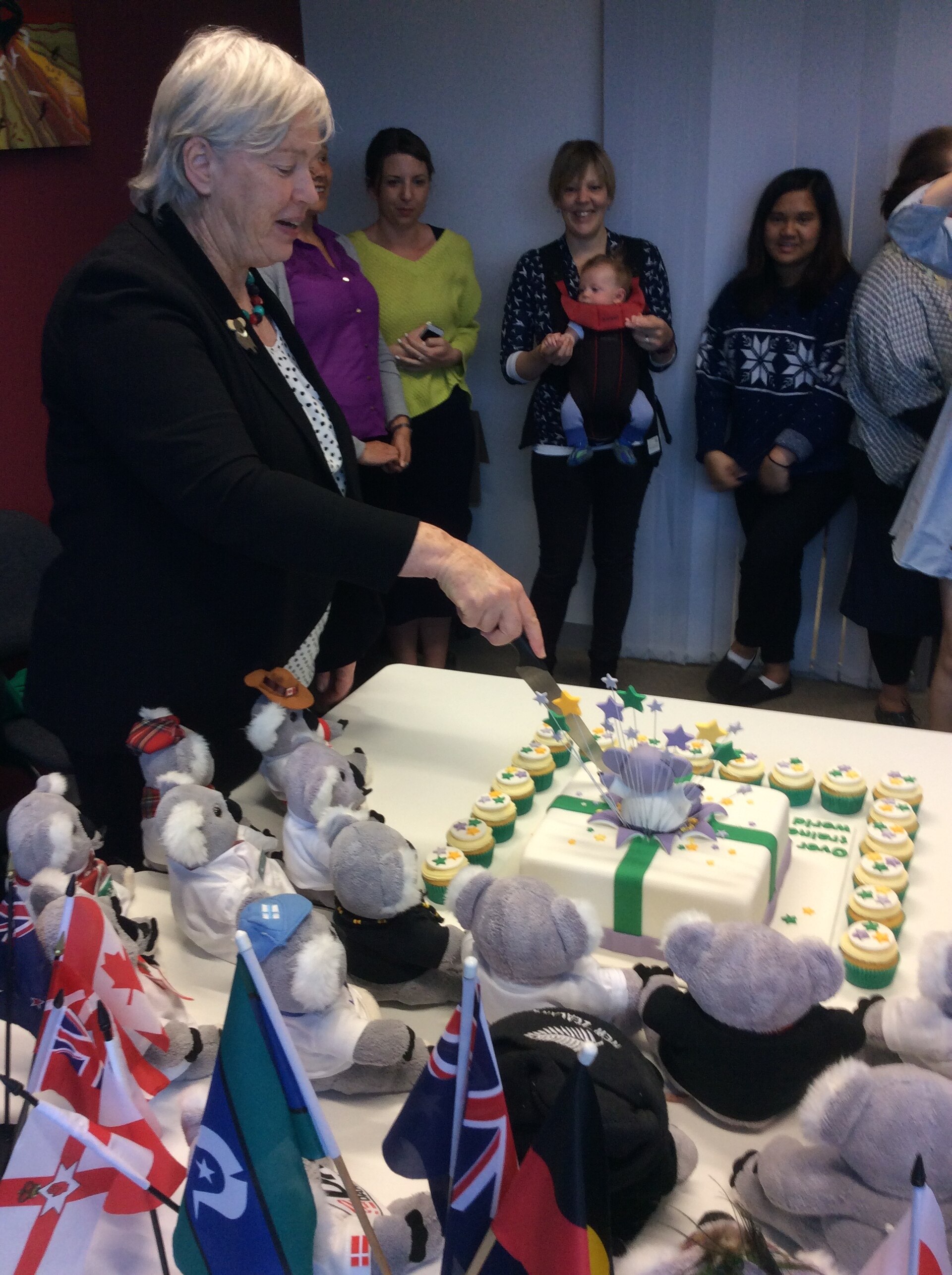 Tårtbotten utan ägg | Tårtparadiset: Betty Kitchener cutting cake to celebrate one million Mental Health First Aiders trained June